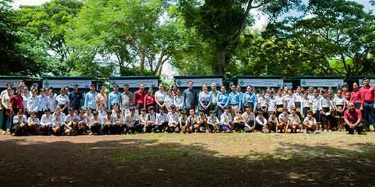 ធនាគារ FTB ឧបត្ថម្ភធុងញែកកាកសំណល់ ៩គ្រឿង ជូនដល់អនុវិទ្យាល័យ ដើម្បីបង្កើនការយល់ដឹងការគ្រប់គ្រងសំណល់ឱ្យមានប្រសិទ្ធភាព